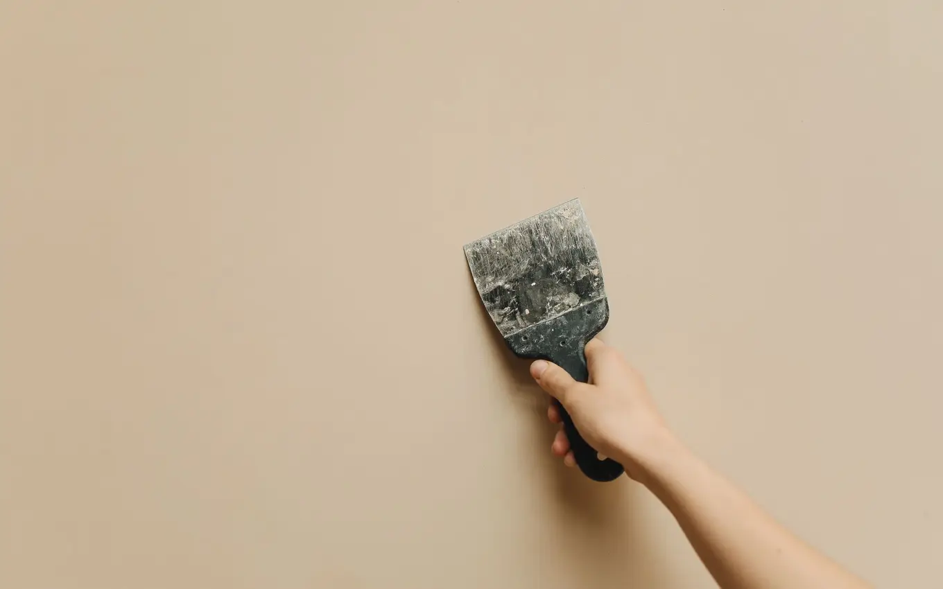 Stukadoor aan het werk in een woning